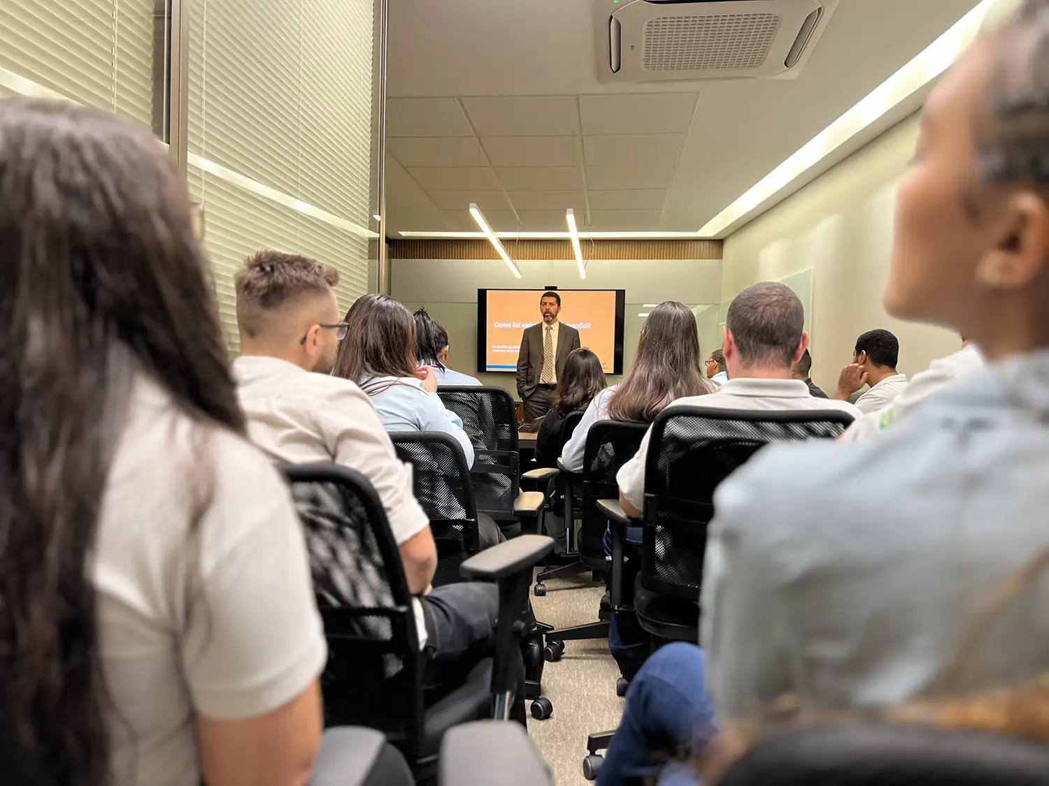 Leonardo Bulhões conduzindo treinamento corporativo